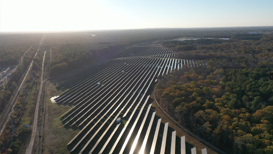 Zdjęcie lotnicze elektrowni słonecznej z drona jest tak spektakularne!