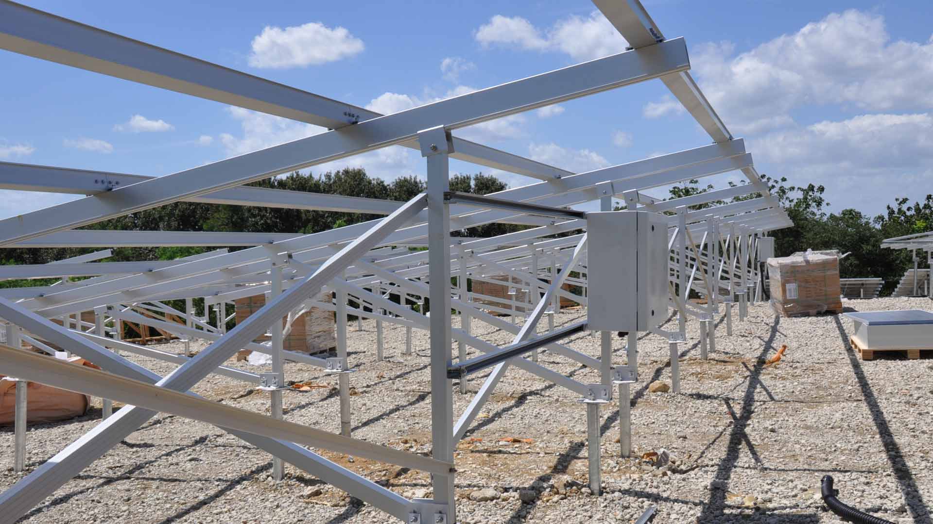 Projekt uziemienia słonecznego, śruba uziemiająca jako fundament, z aluminiowymi wspornikami.